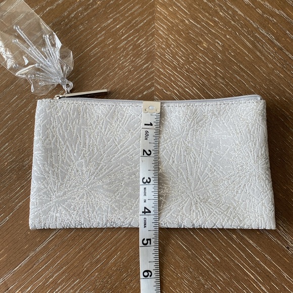 MAC 143SES Travel size face brush & Special Edition travel bag - Picture 13 of 15